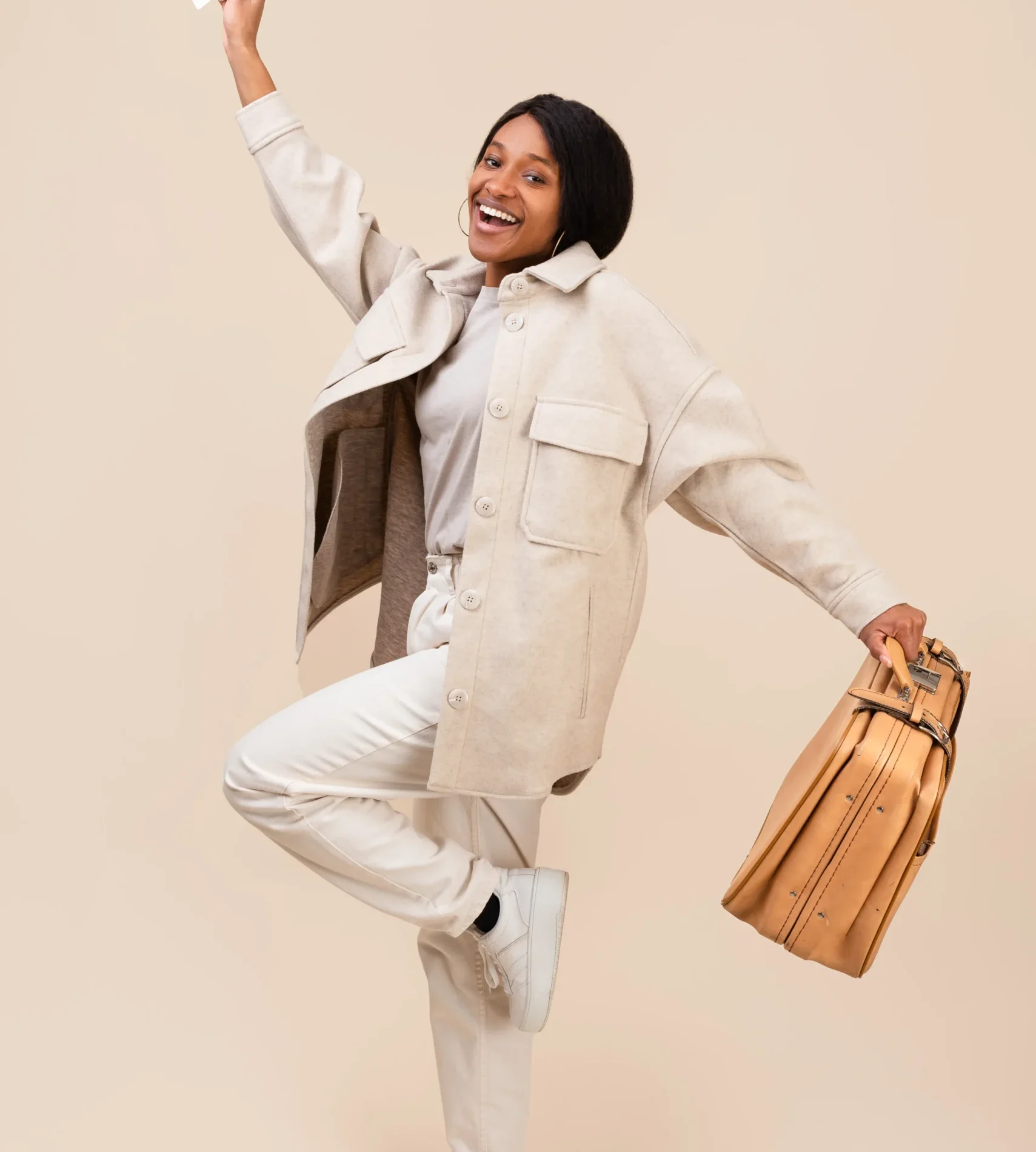 full-shot-smiley-woman-with-baggage full-shot-smiley-woman-with-baggage
